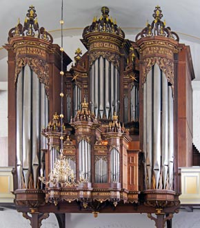 Orgelprospekt ist barock, Instrument 1961 von Firma Kemper dahinter