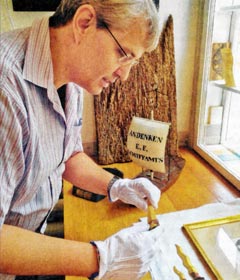 Pastor Philip Graffam mit einem abgebrochenen Detail aus dem Strahlenkranz einer Figur