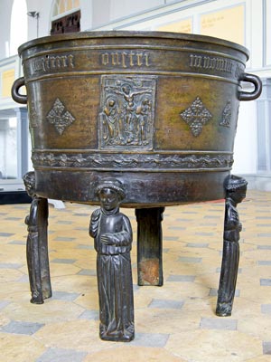 Lauenburg, Taufkessel aus Bronze auf vier Beinen