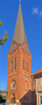 Kirchturm von 1902 mit Spitze von 1992