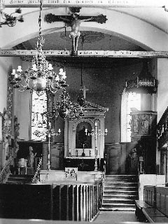Triumphkreuz ganz oben an Chorwand, darunter Altar mit Christusgemälde