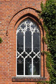 Friedhofskapelle, neugotisches Fenster