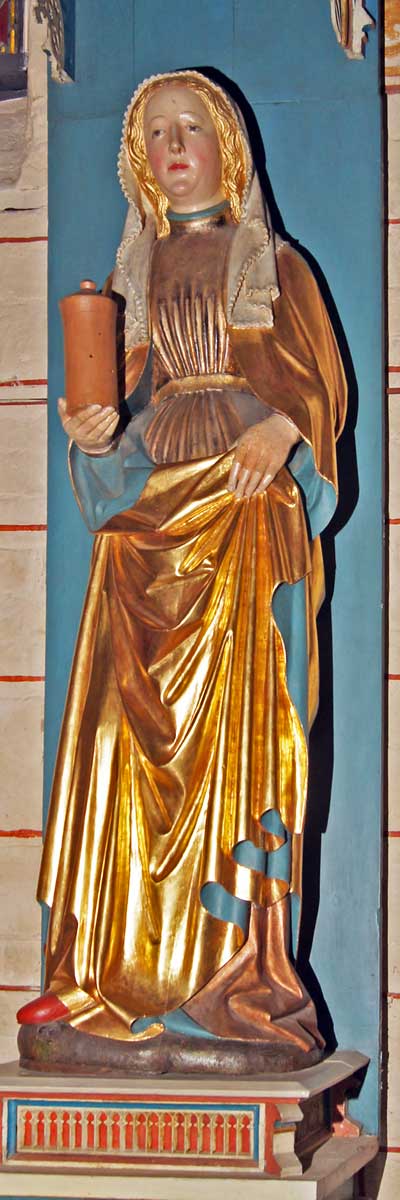Berkenthin, St. Maria Magdalena, lebensgroße Schnitz-Statue an rechter Chorwand