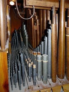 Orgel-Innenleben mit div. Pfeifen aus Metall